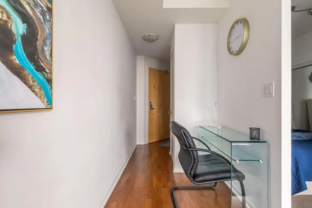 Gorgeous 1Br W/Parking Across The Scotiabank Arena Apartment Toronto